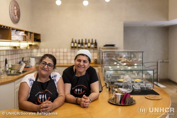 Ένα γυναικείο μαγειρικό δίδυμο, η κυρία Aram και η κυρία Feyrouz, θα ενώσουν μνήμες και γεύσεις στο Feyrouz. © UNHCR/Socrates Baltagiannis
