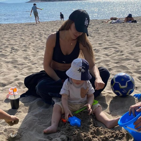 H Ελένη Φουρέιρα στην παραλία μαζί με τον γιο της - Credit:foureira/Instagram