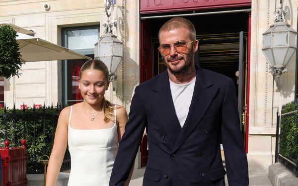 H Harper Beckham και ο πατέρας της David Beckham φεύγοντας από το ξενοδοχείο τους για να πάνε να παρακολουθήσουν επίδειξη την εβδομάδα μόδας στο Παρίσι για την Άνοιξη/Καλοκαίρι 2024.