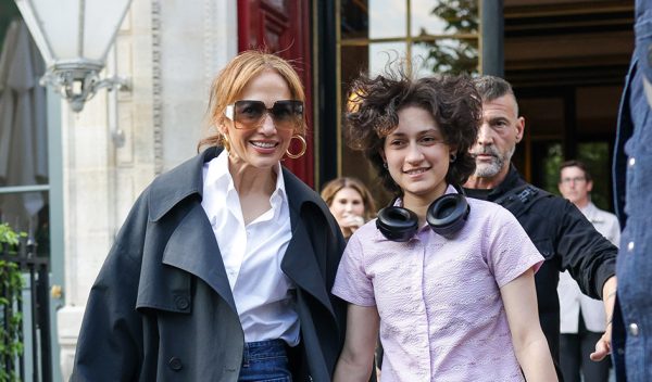 H Jennifer Lopez και ο Emme Muñiz φεύγουν από το ξενοδοχείο τους στο Παρίσι στις 9 Μαΐου.