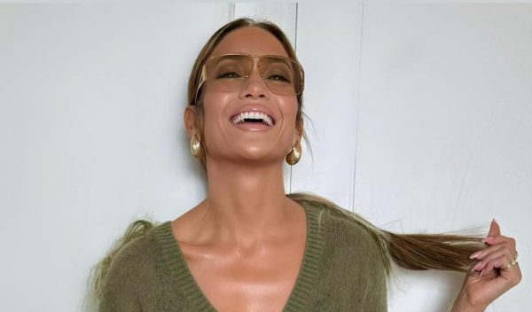 H Jennifer Lopez με μανικιούρ και τα μαλλιά της σε αλογοουρά