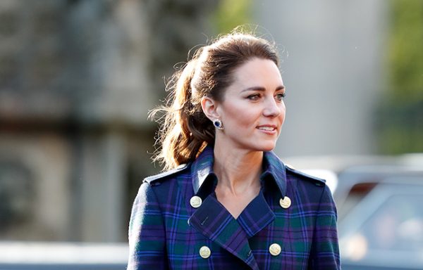 H Kate Middleton στο Εδιμβούργο πηγαίνει για να παρακολουθήσει την ταινία της Disney 'Cruella' μαζί με τους εργάτες της Scottish NHS στο Παλάτι Holyroodhouse τον Μάιο 2021.