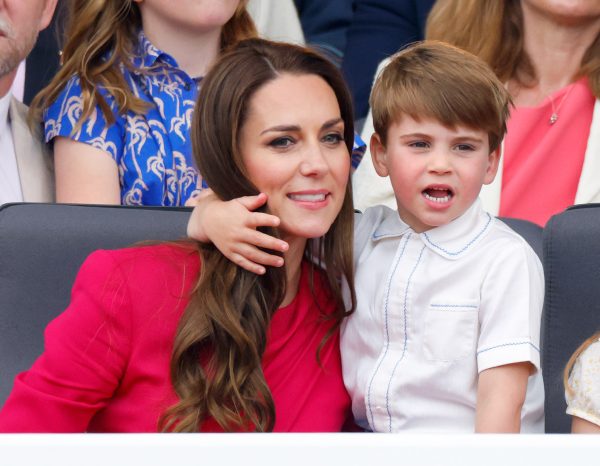 H Kate Middleton και ο πρίγκιπας Louis του Cambridge στις 5 Ιουνίου 2022 στο Λονδίνο.