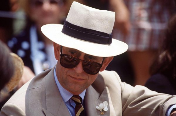 1994. O Bασιλιάς Κάρολος, τότε πρίγκιπας, στο πάρκο Parramatta στο Sydney της Αυστραλίας. Ο πρίγκιπας φοράει ένα ζευγάρι γιαλιά ηλίου Rayban και καπέλο Fedora.
