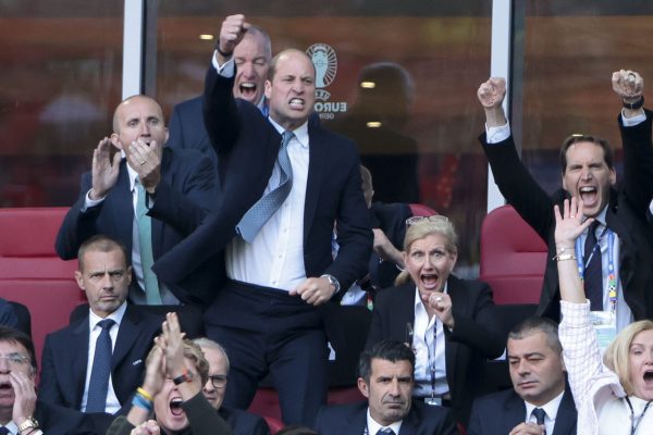 O πρίγκιπας William ενθουσιασμένος με το γκολ του Bukayo Saka. Μαζί του ο FA Chair Debbie Hewitt, ο FA CEO Mark Bullingham, στα αριστερά του ο πρόεδρος UEFA Aleksander Ceferin στον αγώνα Αγγλίας Ελβετίας στις 6 Ιουνίου 2024 στο Dusseldorf της Γερμανίας.