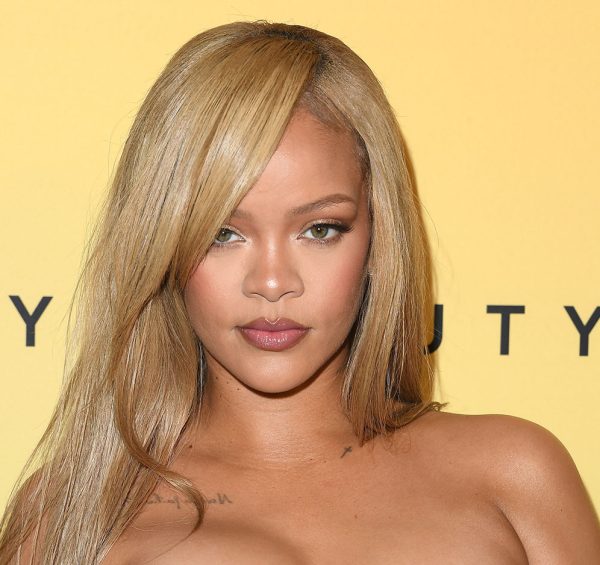 H Rihanna την ημέρα της κυκλοφορίας του νέου προιόντος ομορφιάς της εταιρείας της Fenty, στις 26 Απριλίου στο Los Angeles.
