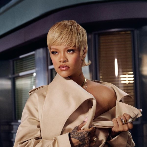 H Rihanna στην παρουσίαση της σειράς Fenty Hair -  Credit:badgalriri/Instagram