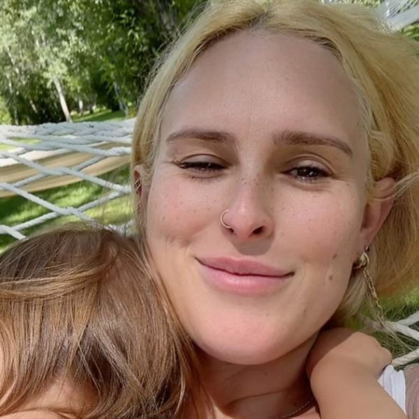 Η Rumer Willis αγκαλιά με την κόρη της