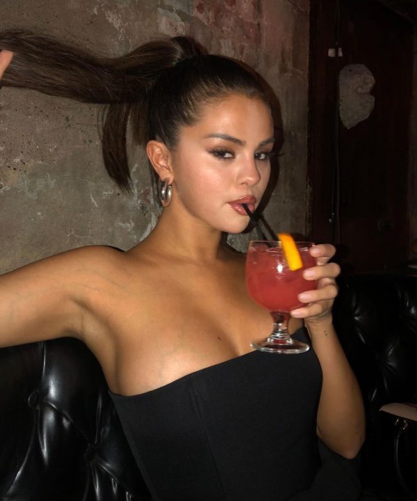 Η Selena Gomez με strapless top και ψηλή αλογοουρά