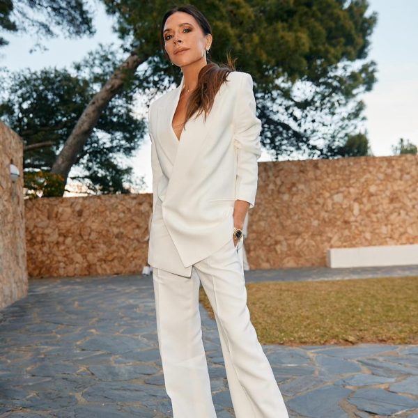 Η Victoria Beckham με λευκό κοστούμι