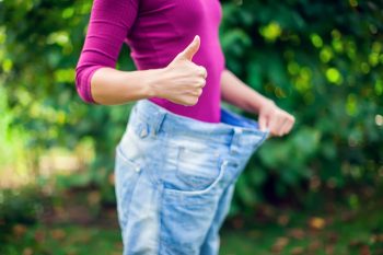 Γυναίκα δείχνει πόσο αδυνάτισε φορώντας το τζιν της παντελόνι - Τέλος πετυχημένης δίαιτας