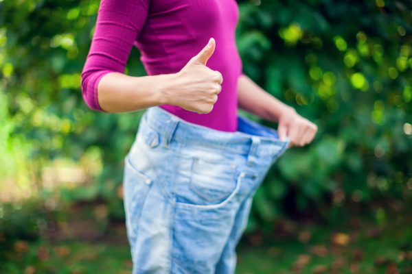 Γυναίκα δείχνει πόσο αδυνάτισε φορώντας το τζιν της παντελόνι - Τέλος πετυχημένης δίαιτας